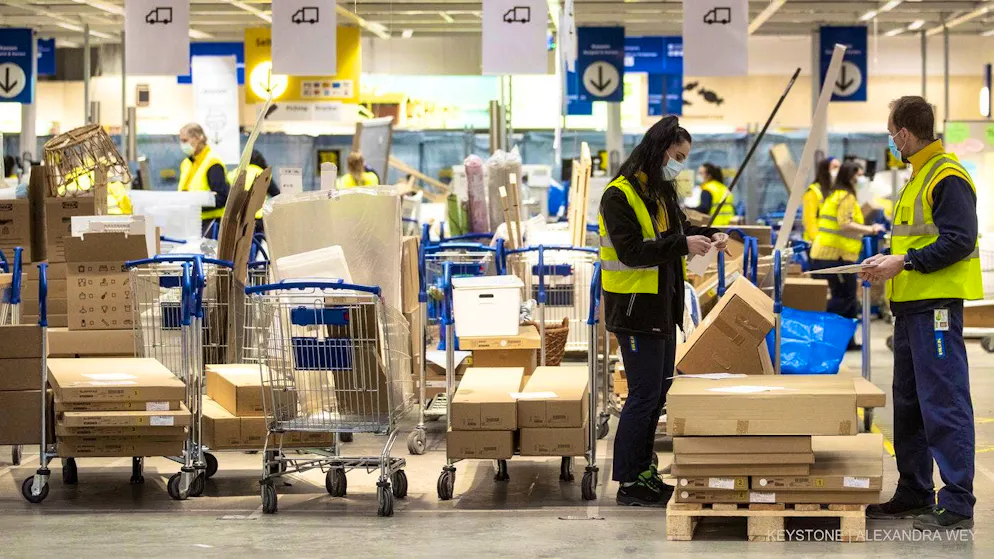 Ecco come. Cassiera dell'Ikea ha permesso per anni a parenti e amici di fare acquisti gratis