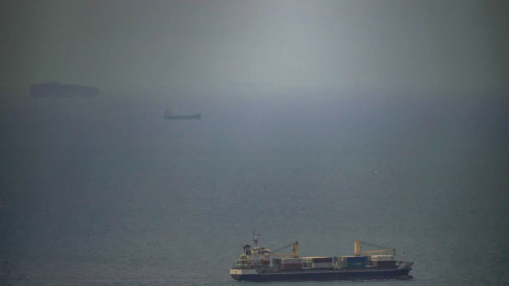 Das unter jordanischer Flagge fahrende Frachtschiff «Bagdad» fährt im Persischen Golf vor der Küste der Vereinigte Arabischen Emirate auf die Strasse von Hormus zu. Foto: Uncredited/AP/dpa