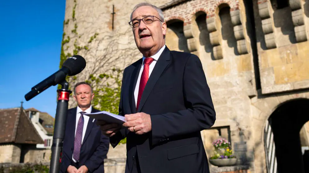 Guy Parmelin, ici avec le président du gouvernement fribourgeois Philippe Demierre, s'est exprimé mercredi matin devant les médias à son arrivée à Estavayer.