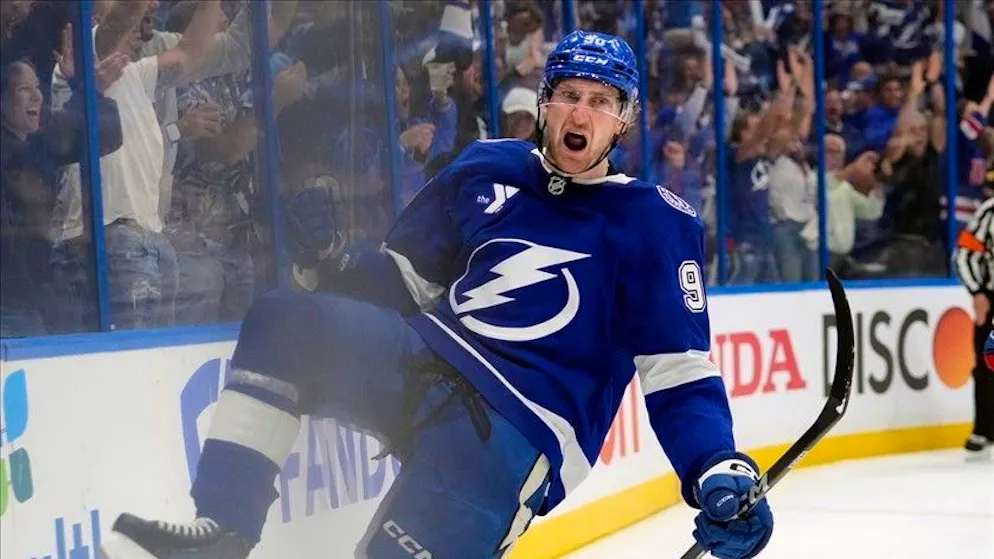 NHL. Janis Moser decisivo per i Lightning nei quarti di finale di Conference