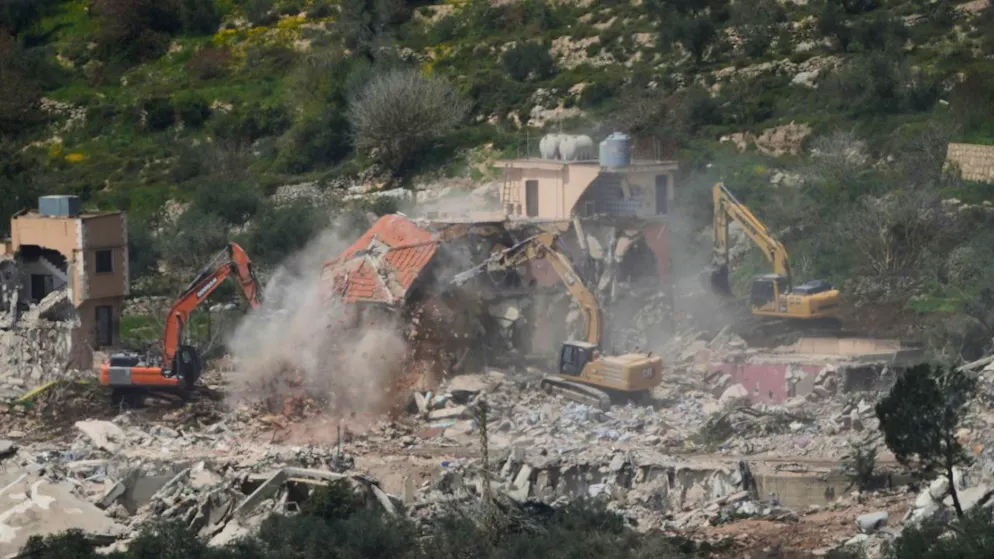 ARCHIV – Israelische Bulldozer zerstören Häuser im Südlibanon, gesehen von Nordisrael aus. Foto: Ariel Schalit/AP/dpa