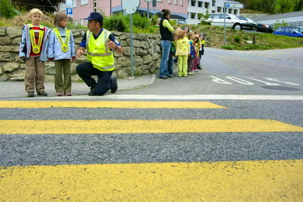 Children practise safe road safety with a police officer - in future, such lessons will only take place at public schools in Zurich.