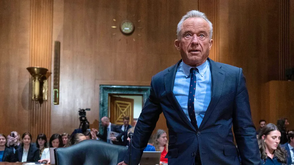 Zahlen-Chaos im Senat. Trumps Gesundheitsminister blamiert sich mit Rechnung und KI-Hund