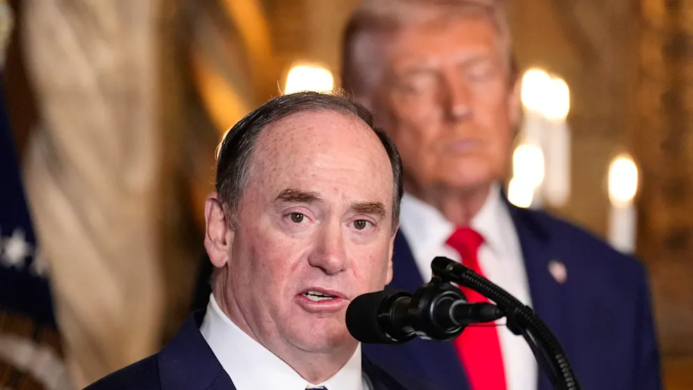 Marine-Staatssekretär John Phelan (l.) am 22. Dezember 2025 mit US-Präsident Donald Trump in dessen Club Mar-a-Lago in Florida. 
