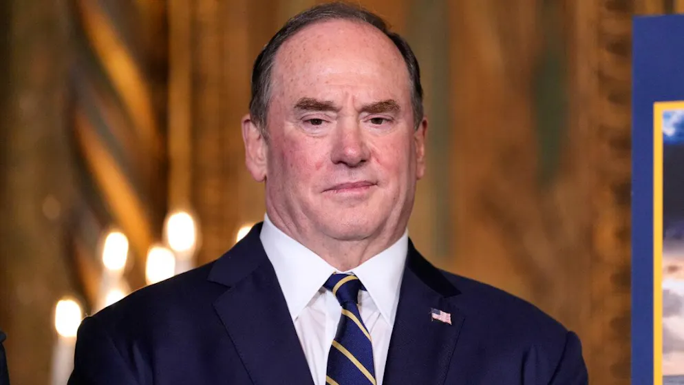ARCHIV – US-Marineminister John Phelan hört zu, während US-Präsident  Trump in seinem Club Mar-a-Lago spricht. Foto: Alex Brandon/AP/dpa