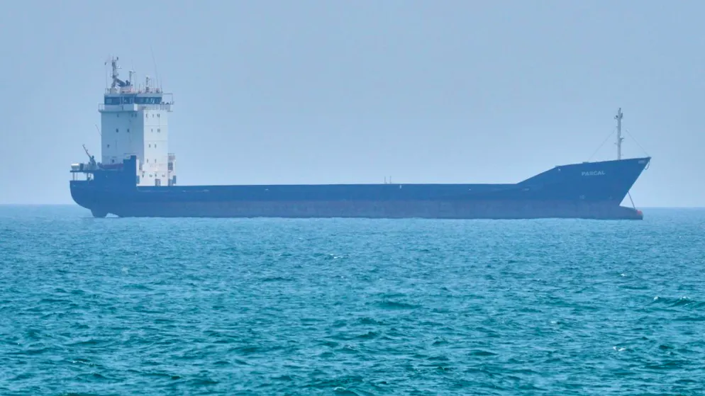 Una petroliera ancorata nello Stretto di Hormuz, al largo della costa dell'isola di Qeshm, in Iran, fotografata sabato 18 aprile.