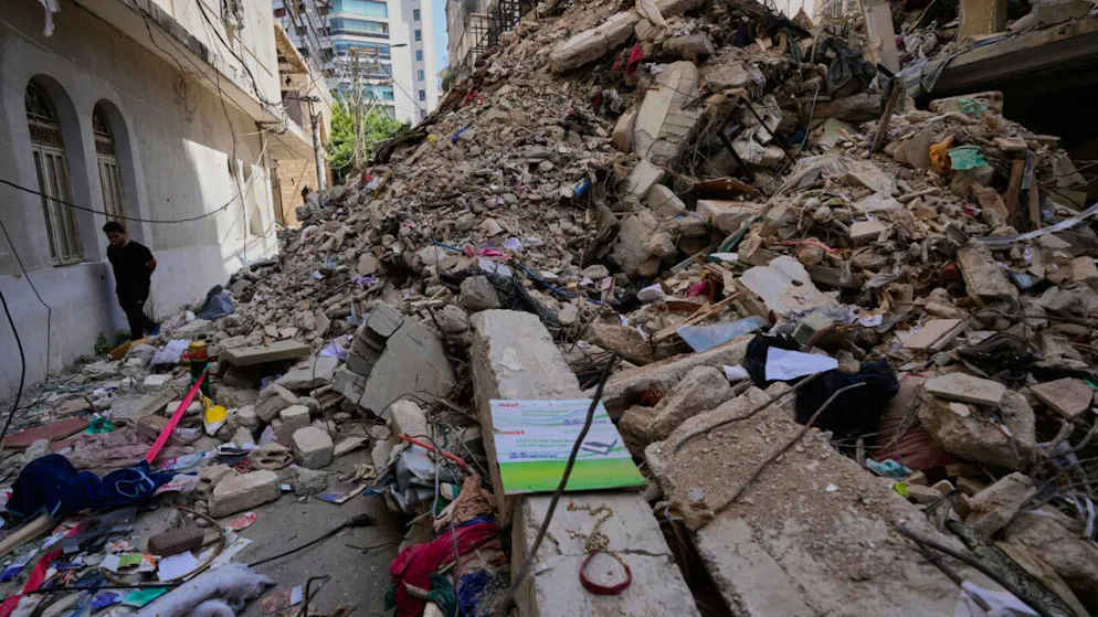ARCHIV – Ein Junge geht an einem zerstörten Gebäude vorbei, das vor einer Woche bei einem israelischen Luftangriff im Zentrum von Beirut, getroffen wurde. Foto: Hussein Malla/AP/dpa