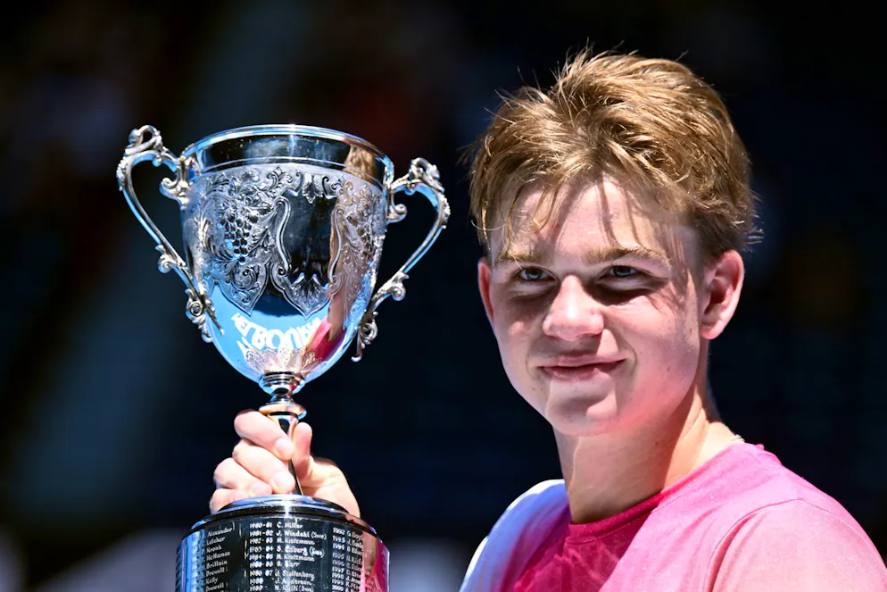 Henry Bernet avec le trophée junior de l'Open d'Australie (archives).