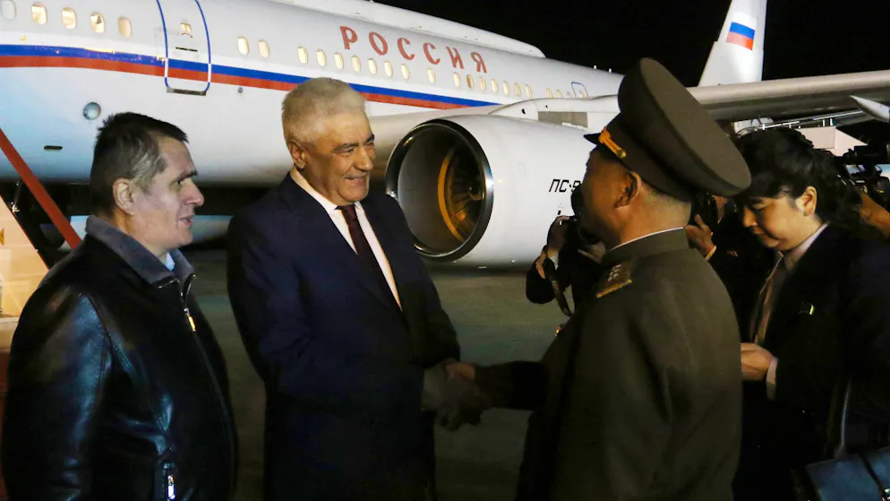Russlands Innenminister Wladimir Kolokolzew (2.v.l.) wird auf dem Flughafen von Pjöngjang in Empfang genommen. (20. April 2026)
