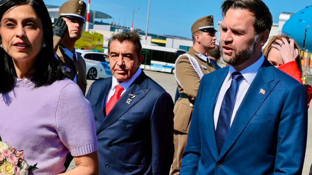 Paolo Zampolli, ici à gauche du vice-président JD Vance, veut voir l'Italie à la Coupe du monde.