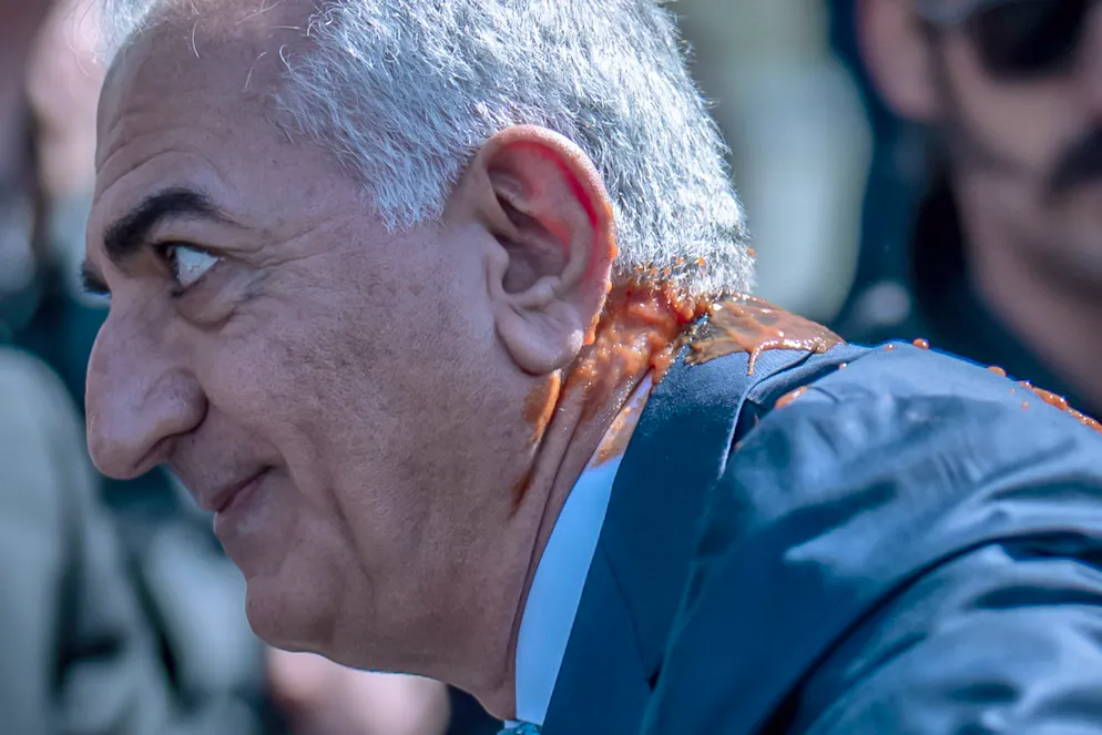 An Hals und Schulter bespritzt: Reza Pahlavi.  