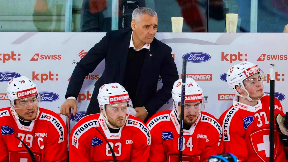 Jan Cadieux and the Swiss ice hockey team beat Hungary 6:1 and celebrate their third win in a row. Preparation win in a row