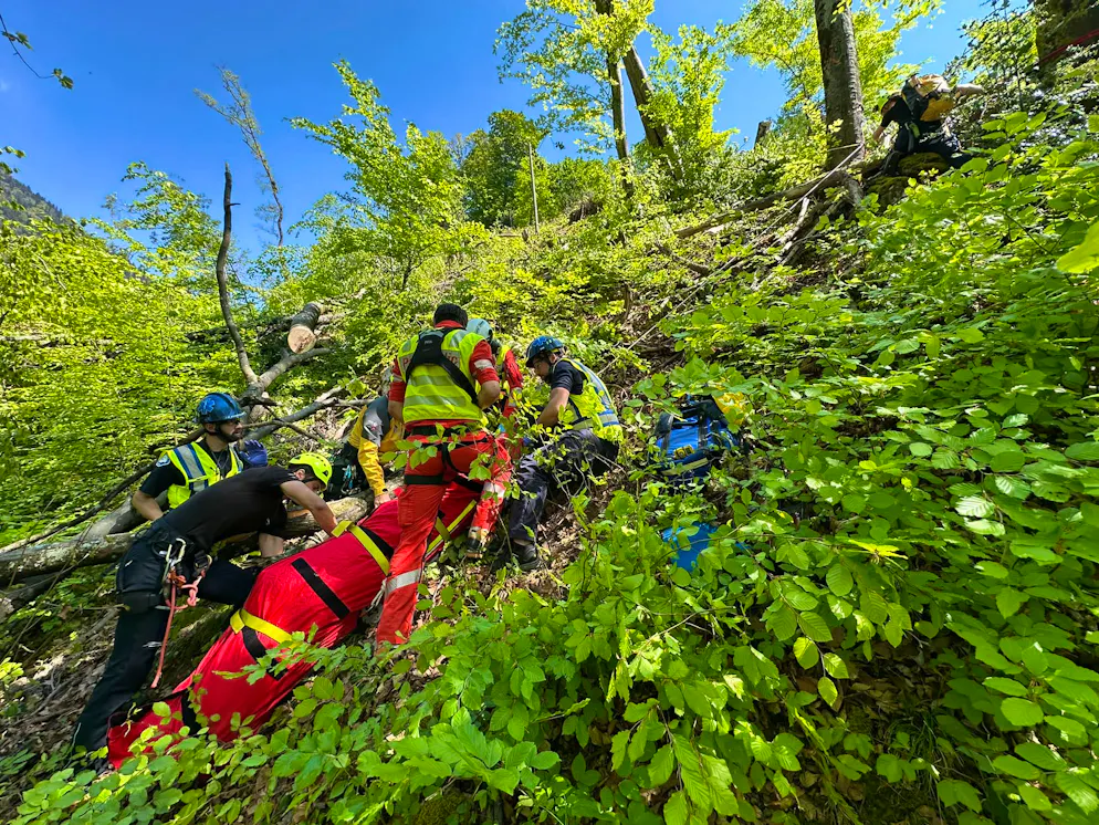 Gemeinsam holten die Rettungsorganisationen den Mann aus dem steilen Gelände. 