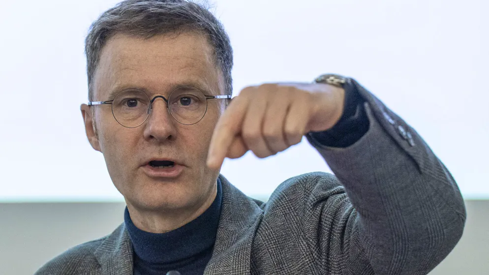 Heated debate about Switzerland's 10 million people. Trade unionist fires back at SVP: 