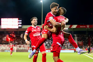 Christopher Ibayi (FCT), rechts, jubelt nach dem ersten Tor (1-0) mit Ethan Meichtry (FCT), Mitte, und Kastriot Imeri (FCT) im Super League Spiel zwischen dem FC Thun, FCT, und dem FC Basel 1893, FCB, in der Stockhorn Arena in Thun, am samedi, 18. avril 2026. (KEYSTONE/Anthony Anex)