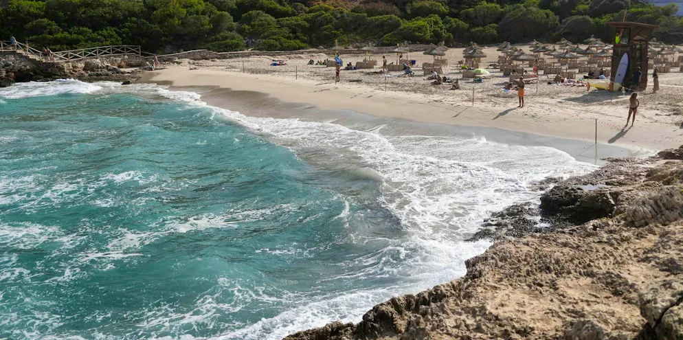 A German died in the east of Mallorca while trying to help other bathers in distress.