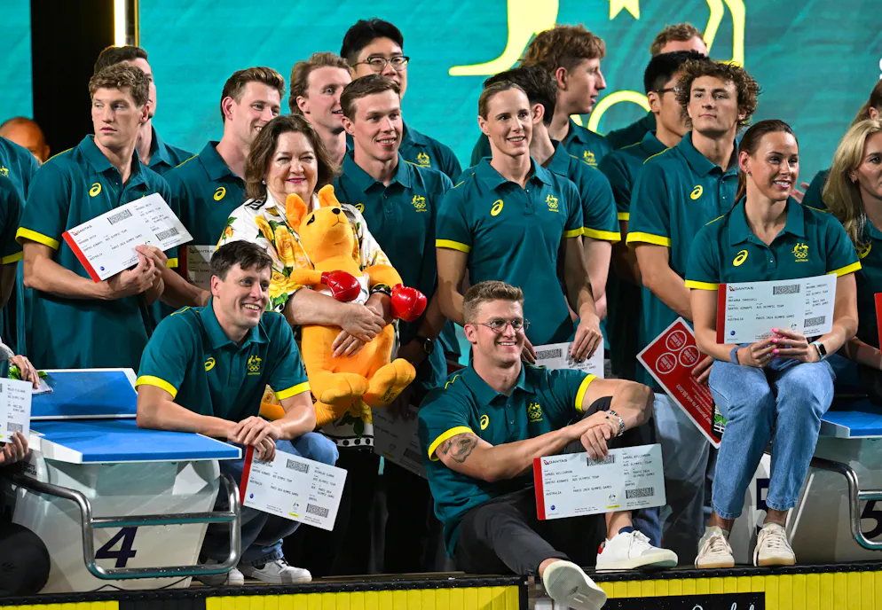 Umgeben von australischen Olympioniken zeigte sich Gina Rinehart 2024 auf einer Bootsfahrt in Paris.