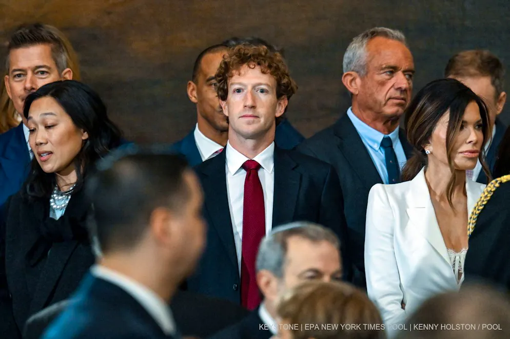 Meta CEO Mark Zuckerberg hält sich gerne im Wirkungsfeld der Macht auf - hier bei der Amtseinführung von Donald Trump als 47. Präsident der Vereinigten Staaten am 20. Januar 2025 in der Rotunde des Kapitols in Washington.