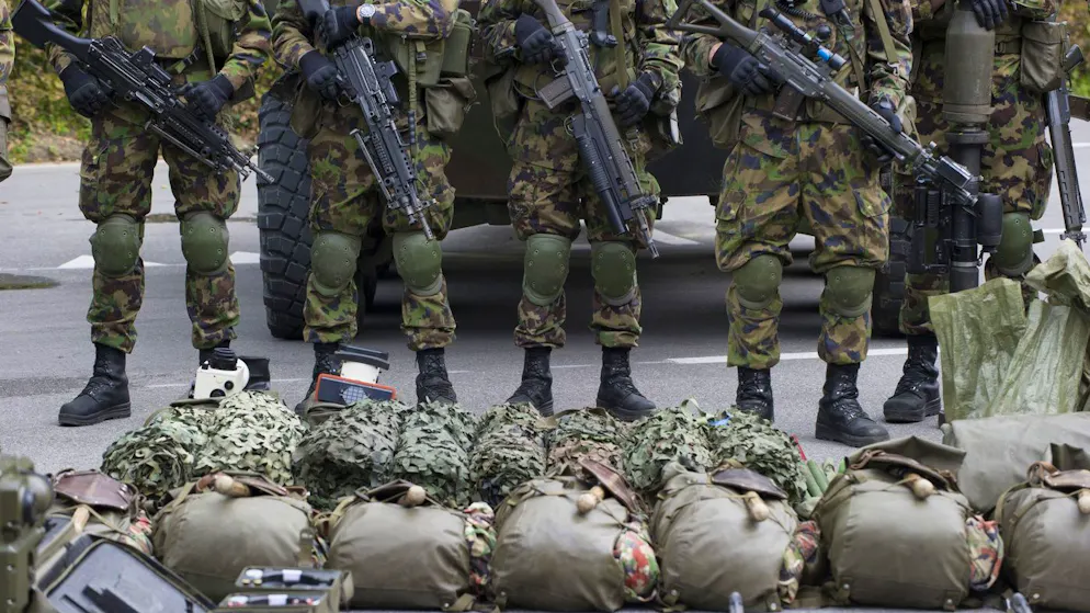 Kaserne Bure JU. Soldaten bewerfen sich mit Granaten, dann findet die Armee gestohlene Munition