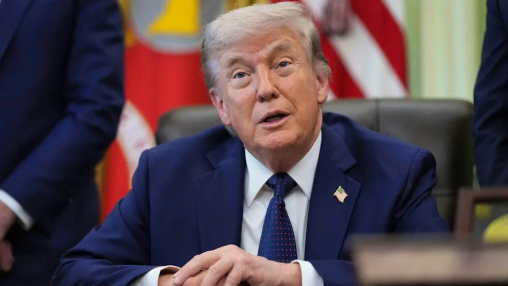 US-Präsident Donald Trump spricht während eines Treffens zwischen den Botschaftern Israels und des Libanon im Oval Office im Weissen Haus. Foto: Mark Schiefelbein/AP/dpa