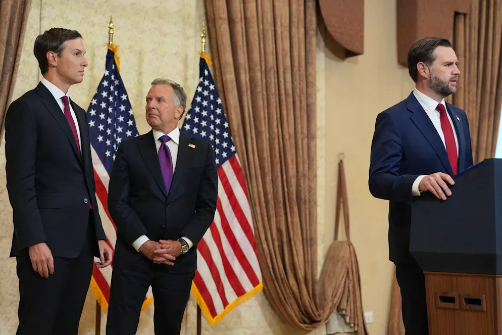Gallery Medio Oriente 23 aprile. Gli inviati di Donald Trump, Steve Witkoff e Jared Kushner, partono sabato per il Pakistan per avviare colloqui diplomatici, mentre il vicepresidente JD Vance - presente anche negli incontri con i rappresentanti di Pakistan e Iran - è pronto a unirsi alla missione se i negoziati dovessero avanzare.