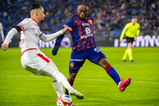 Ilyas Chouaref (SIO), links, gegen Benie Traore (FCB), rechts, im Fussball Meisterschaftsspiel der Swiss Super League zwischen dem FC Basel 1893 und dem FC Sion im Stadion St. Jakob-Park in Basel, am Sonntag, 18. Januar 2026. (KEYSTONE/Georgios Kefalas)
