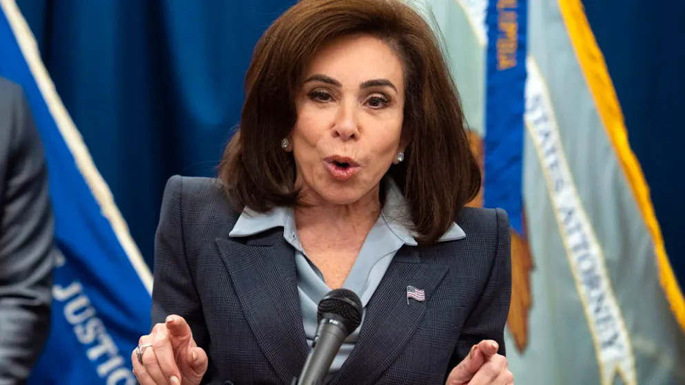 ARCHIV – US-Staatsanwältin Jeanine Pirro kündigt bei einem Auftritt eine Scam Center Strike Force an, die gegen Krypto-Anlagebetrüger vorgehen soll. Foto: Cliff Owen/FR170079 AP/dpa
