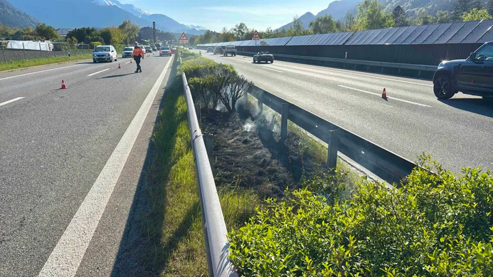 Mobilità intralciata. Fiamme tra la vegetazione dello spartitraffico a Domat/Ems sulla A13, forti i disagi