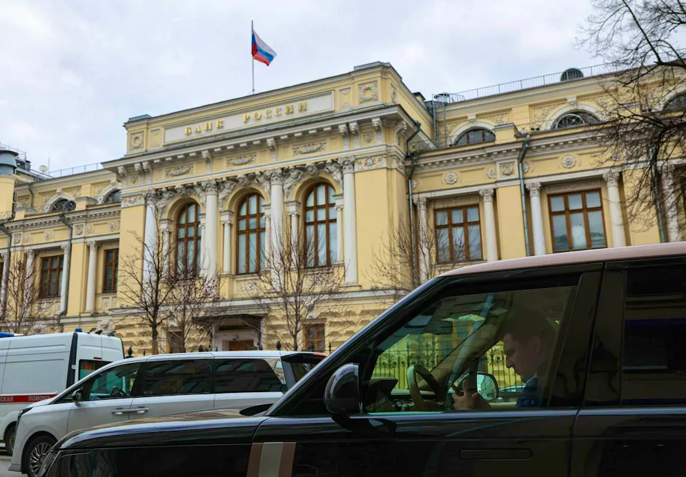 La Banque de Russie à Moscou a récemment baissé son taux directeur pour la cinquième fois consécutive, de 50 points de base, à 14,5 pour cent par an.