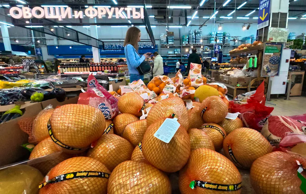 Clients faisant leurs courses dans un supermarché Lenta à Moscou.