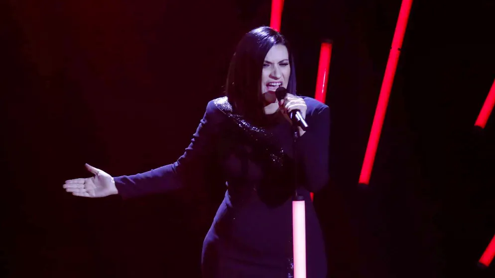 Ecco il video. Laura Pausini si arrabbia con la prima fila: «Pagate tanto e non cantate!»