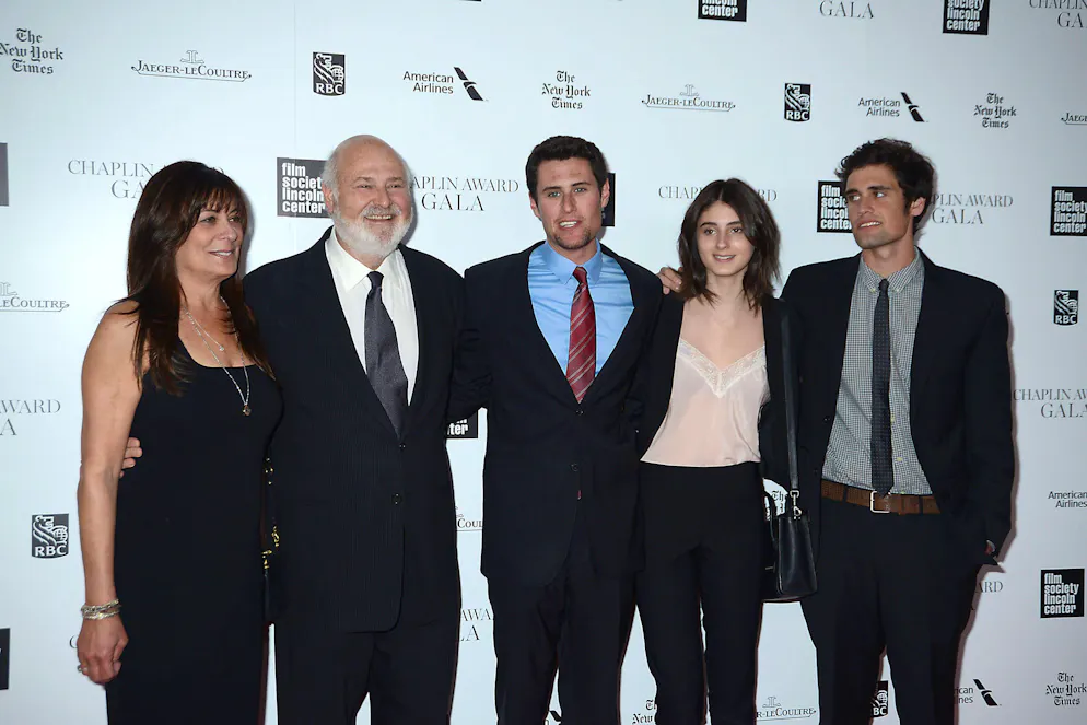 Sa femme Michele, Rob Reiner et leurs enfants Jake, Romy et Nick assistent à l'hommage rendu à Rob Reiner par la Film Society of Lincoln Center lors du 41e gala des Chaplin Awards, le 28 avril 2014 à New York, NY, États-Unis.