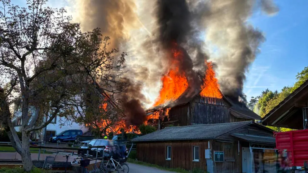 Nell'incendio due persone sono rimaste ferite in modo grave.