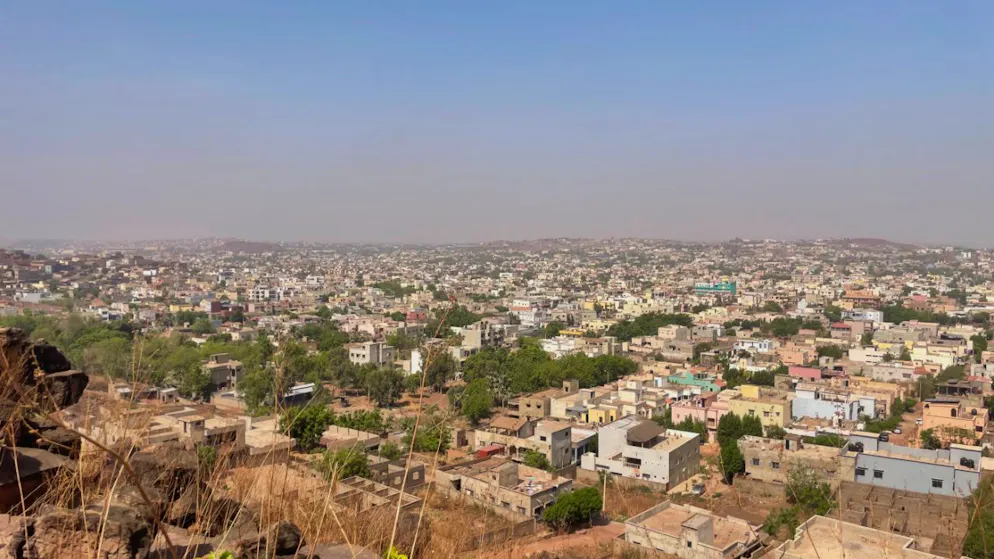 Eine Luftaufnahme von Bamako. In der malischen Hauptstadt Bamako ist es nach Angaben des Militärs zu Angriffen «unbekannter bewaffneter Terroristen» auf Kasernen und andere Ziele gekommen. Foto: Uncredited/AP/dpa