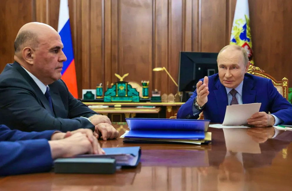 Le président russe Vladimir Poutine lors d'une réunion sur les questions économiques avec le Premier ministre Mikhaïl Michoustine en août 2025.