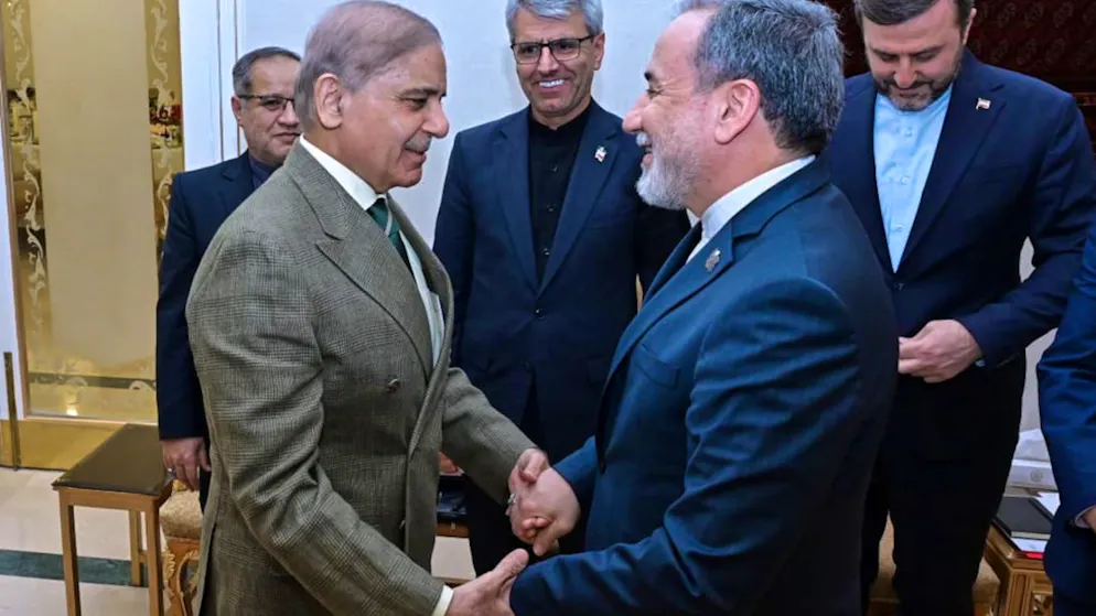 HANDOUT – Auf diesem vom Büro des pakistanischen Premierministers veröffentlichten Foto begrüsst Premierminister Shehbaz Sharif (l) den iranischen Aussenminister  Abbas Araghtschi vor ihrem Treffen in Islamabad, Pakistan. Foto: Uncredited/Pakistan Prime Minister Office/AP/dpa – ACHTUNG: Nur zur redaktionellen Verwendung im Zusammenhang mit der aktuellen Berichterstattung und nur mit vollständiger Nennung des vorstehenden Credits