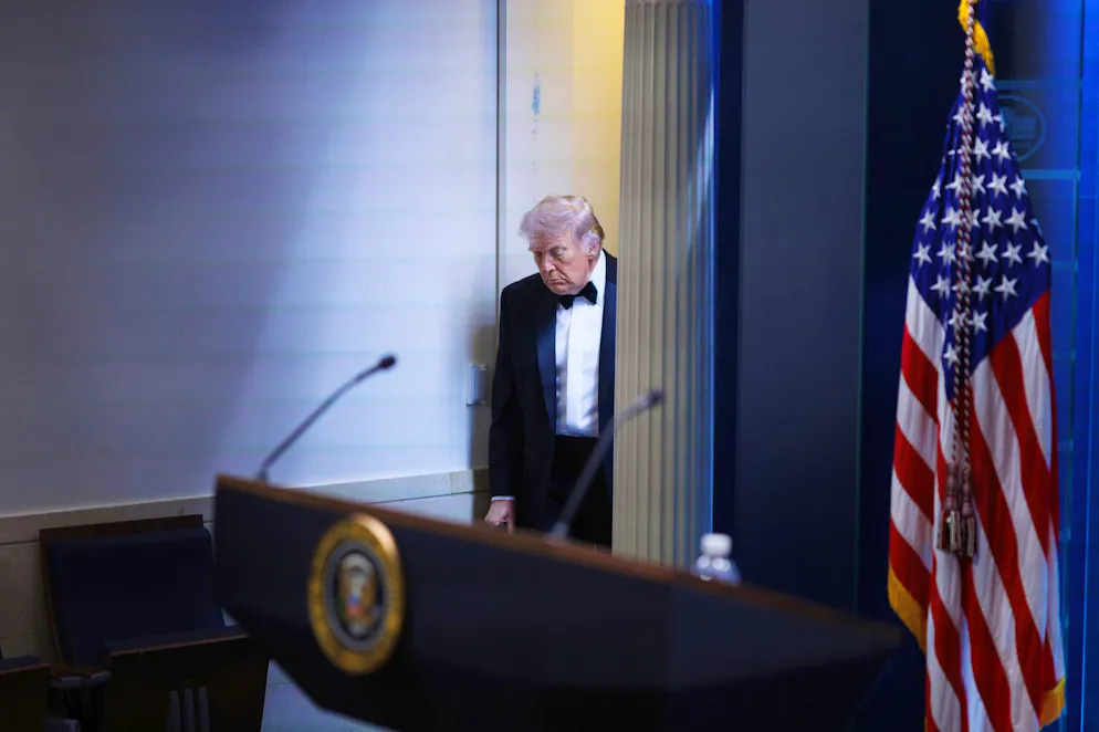 Le président Donald Trump arrive dans la salle de presse James Brady à la Maison Blanche après une fusillade survenue à l'extérieur de la salle de bal lors du dîner annuel de l'Association des correspondants de la Maison Blanche, à Washington, le samedi 25 avril 2026 (archives).