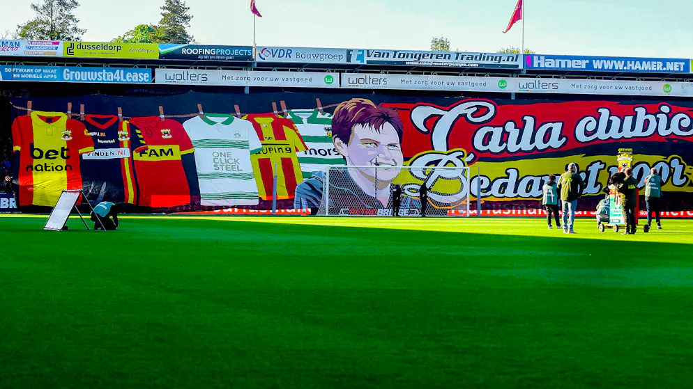 Mit einer riesigen Choreo ehren die Fans der Go Ahead Eagles Carla Whittie.