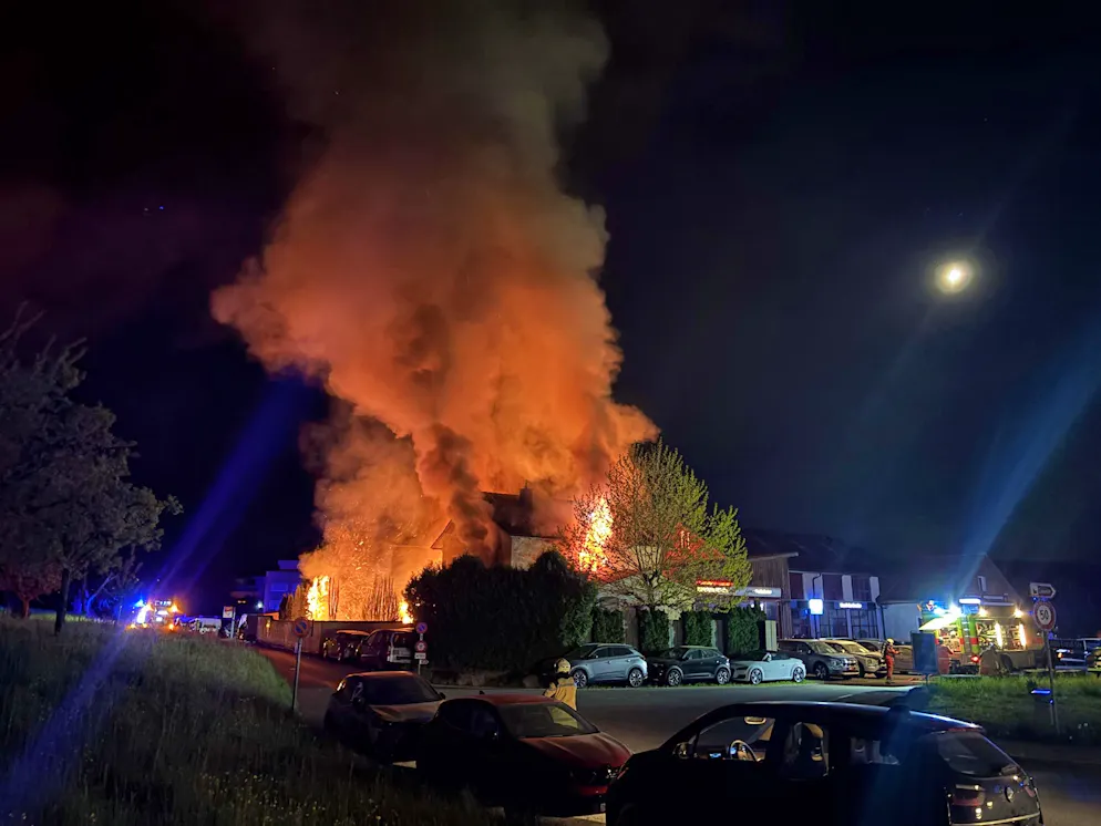 Das Haus in Dübendorf ZH im Vollbrand.