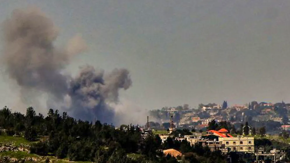 Über dem südlibanesischen Dorf Zawatar steigt nach einem israelischen Luftangriff auf angebliche Hisbollah-Stellungen Rauch auf.