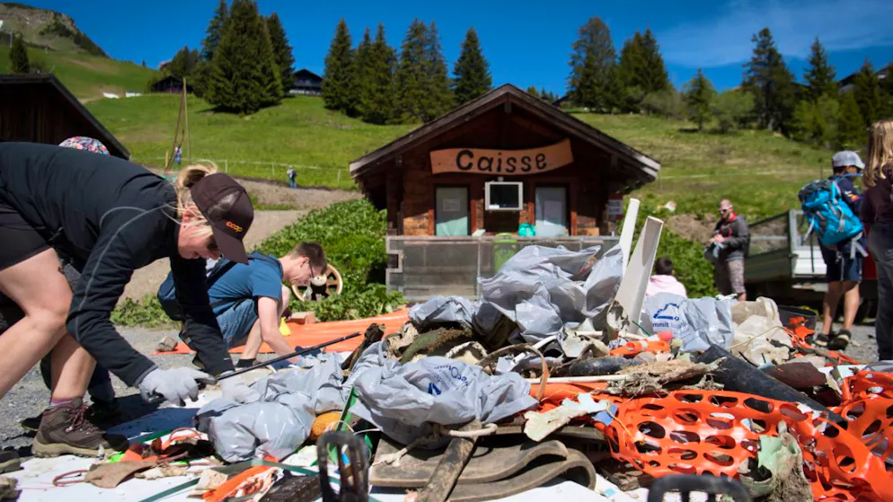 En 25 ans d'existence, Summit Foundation, ici lors d'une opération en 2019, a contribué à retirer plus de 160 tonnes de déchets des Alpes grâce à des milliers de bénévoles (archives).