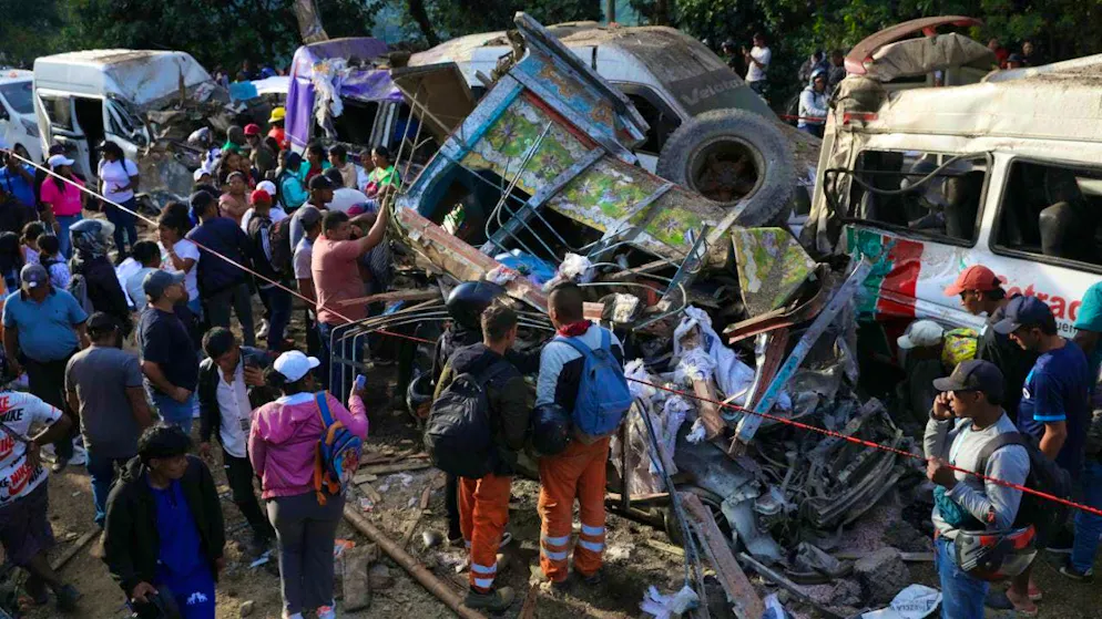 People gather around vehicles damaged in an attack on the Panamericana. Just over a month before the presidential election in Colombia, several civilians have been killed in a bomb attack. Photo: Santiago Saldarriaga/AP/dpa