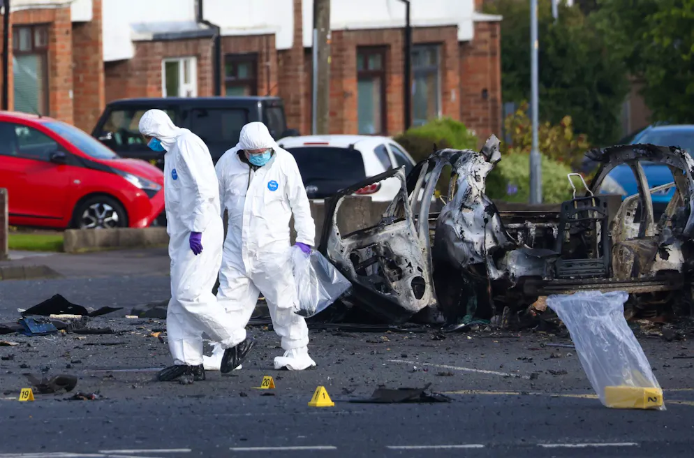 La police inspecte les lieux de l'explosion.