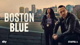 Krimiserie Boston Blue mit Ermittlerduo vor Skyline von Boston, düstere Polizeiarbeit im Fokus