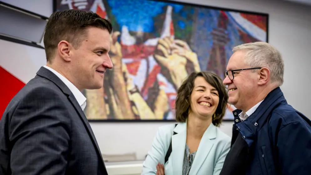 Le socialiste jurassien Loïc Dobler (à gauche) remplace Pierre-Alain Fridez (à droite) au Conseil national.