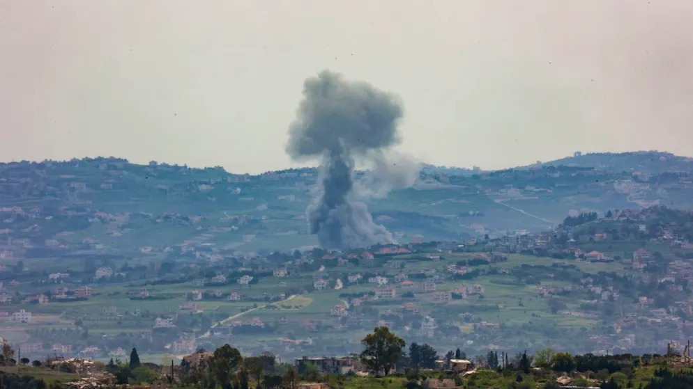 Nach einem israelischen Luftangriff in einem südlibanesischen Dorf nahe der israelischen Grenze steigt Rauch auf. Foto: Gil Cohen Magen/dpa