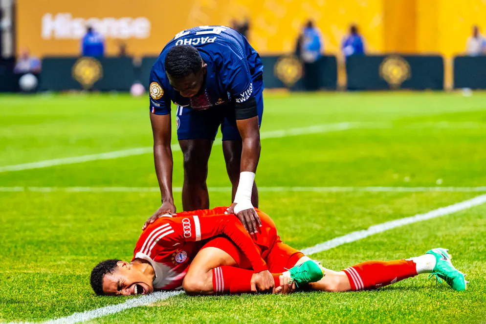 297 Tage danach: Musiala und die bösen PSG-Erinnerungen – Gallery. Der Schockmoment: Jamal Musiala greift sich bei der Club-WM mit Schmerzen ans verletzte linke Bein. (Archivbild)