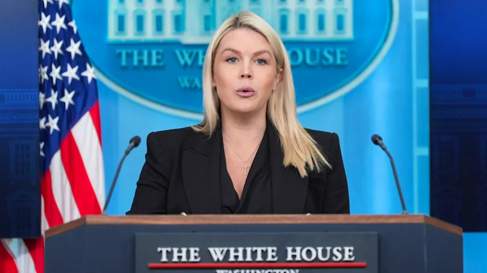 Die Pressesprecherin des Weissen Hauses, Karoline Leavitt, spricht mit Reportern im James Brady Press Briefing Room im Weissen Haus. Foto: Alex Brandon/AP/dpa