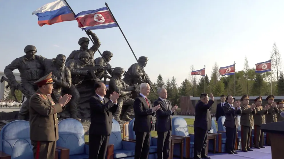 Der russische Verteidigungsminister Andrej Beloussow (3.v.l.), Duma-Sprecher Wjatscheslaw Wolodin (4.v.l.) und Nordkoreas Machthaber Kim Jong Un (M.) bei der Eröffnungszeremonie für das «Gedenkmuseums für militärische Auslandsoperationen und Kampferfolge» am Sonntag in Pjöngjang.