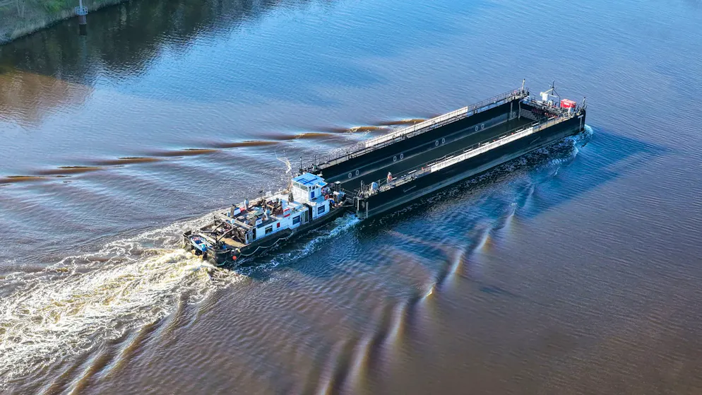Der für den Transport des Buckelwals vor Poel gedachte Lastkahn passiert den Nord-Ostsee-Kanal.